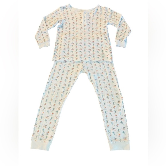 Lila and Hayes White Pajama Set with Long Sleeves and a Ski Pattern Size 6 - Picture 1 of 10